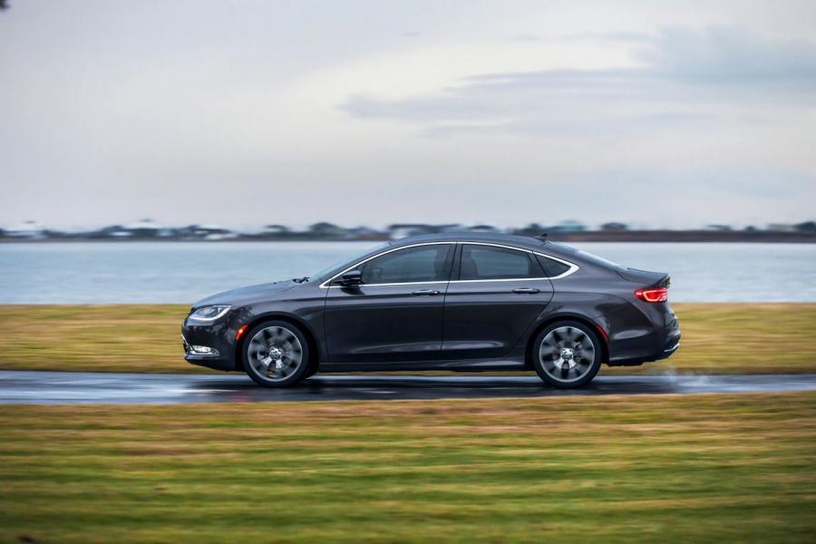  Chrysler 200 2015 года  (фото 6 из 207)